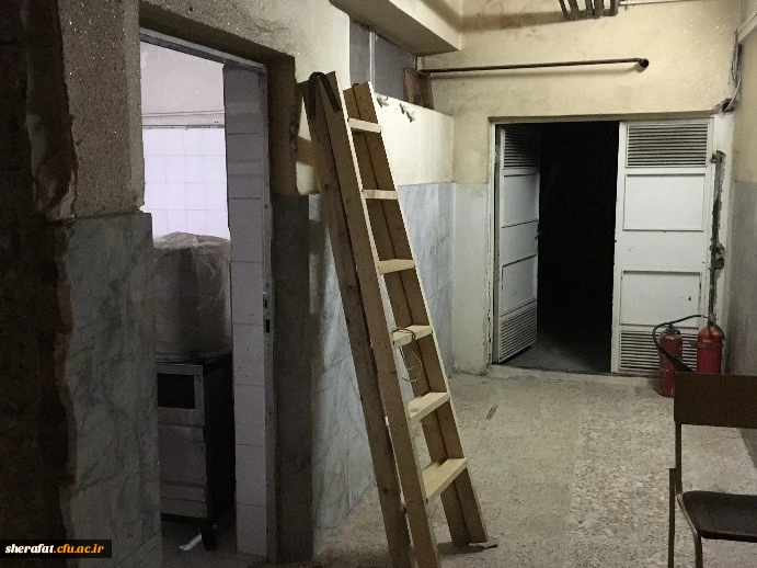 زیرزمین منتهی به آشپزخانه قبل از بازسازی