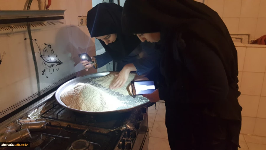 برپایی ایستگاه صلواتی وطبخ شله زرد نذری 

هیئت دانشجویی مرکز به همراه دانشجویان بسیجی شله زرد نذری درست کردند . 2