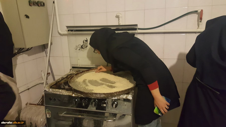 برپایی ایستگاه صلواتی وطبخ شله زرد نذری 

هیئت دانشجویی مرکز به همراه دانشجویان بسیجی شله زرد نذری درست کردند . 3