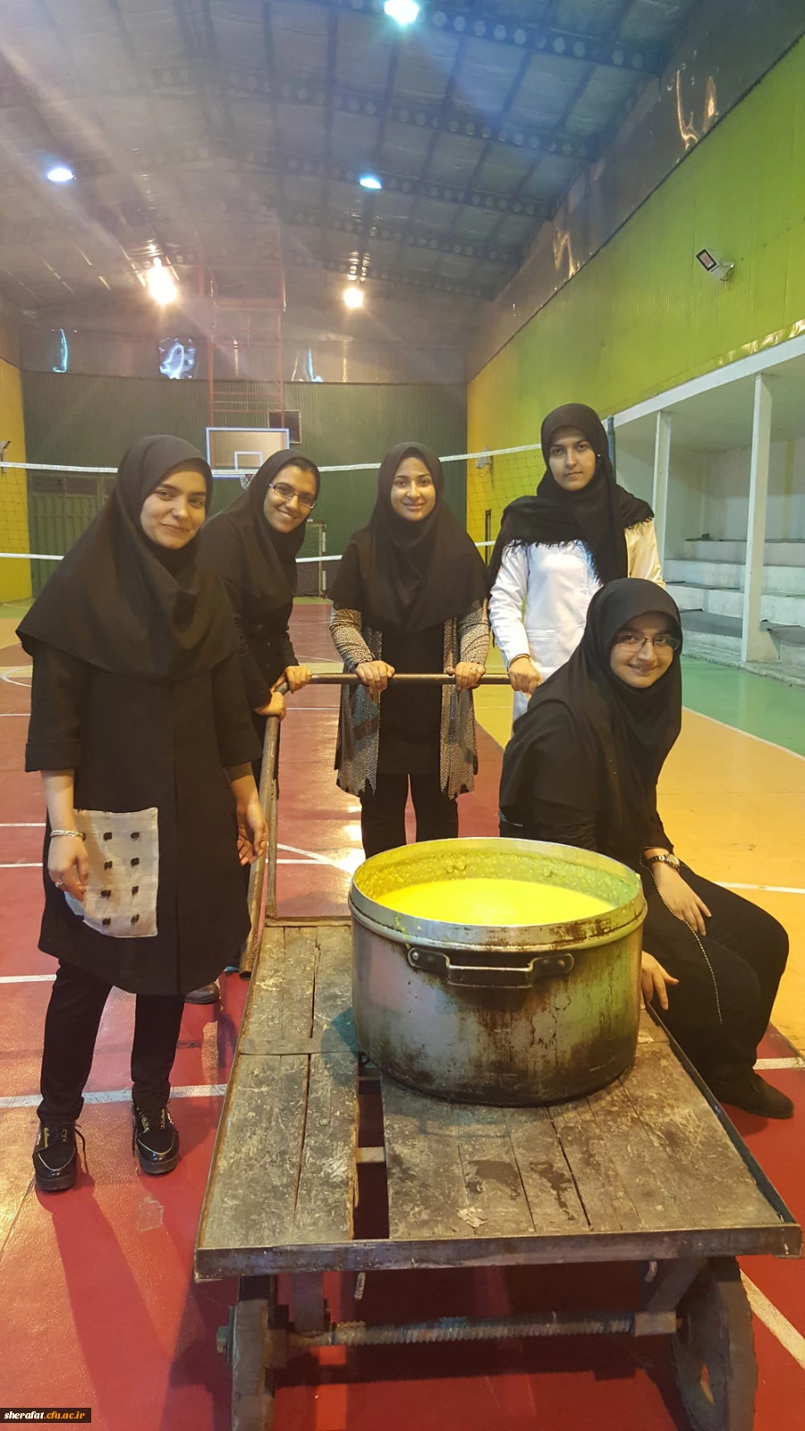 برپایی ایستگاه صلواتی وطبخ شله زرد نذری 

هیئت دانشجویی مرکز به همراه دانشجویان بسیجی شله زرد نذری درست کردند . 2