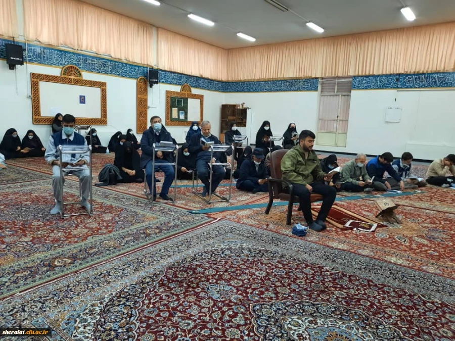 به همت پایگاه بسیج کارکنان مرکز آموزش عالی شهید شرافت برگزار گردید.

برگزاری دعای پرفیض زیارت عاشورا 2