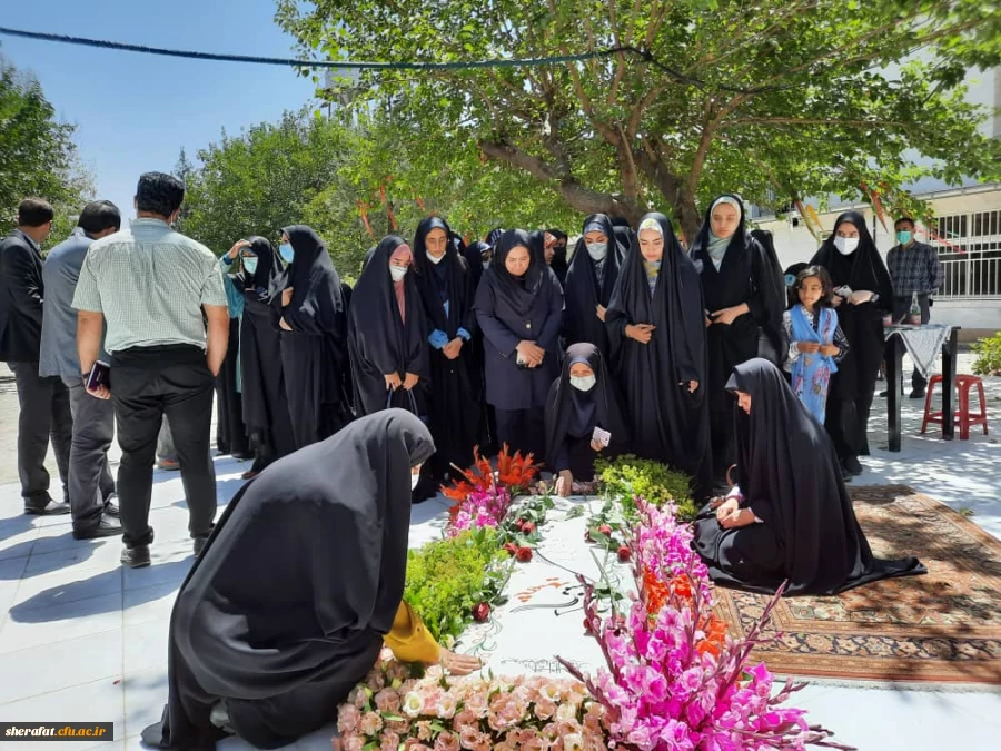 غبار روبی مزار شهید توسط شهردار ناحیه 1