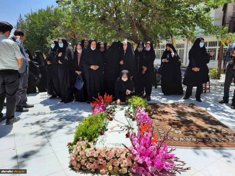 غبار روبی مزار شهید توسط شهردار ناحیه 1