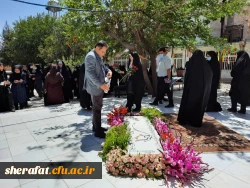 غبار روبی مزار شهید توسط شهردار ناحیه 1