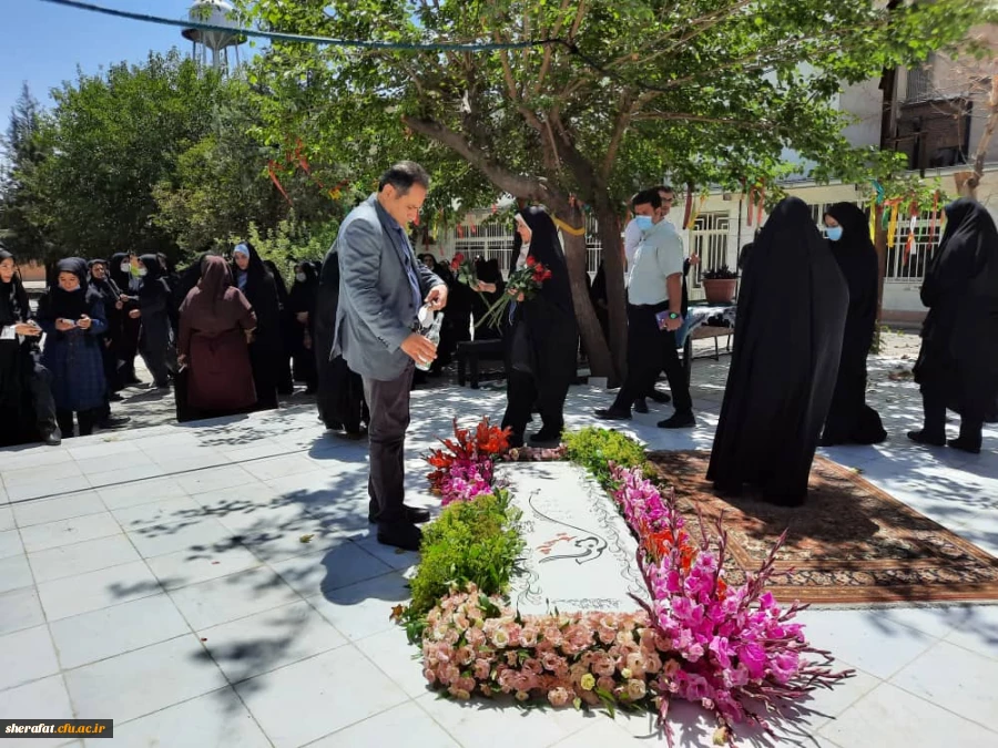 غبار روبی مزار شهید توسط شهردار ناحیه 1