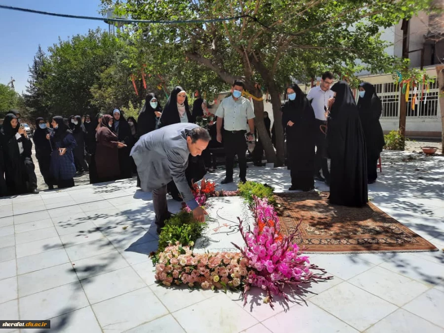 غبار روبی مزار شهید توسط شهردار ناحیه 1