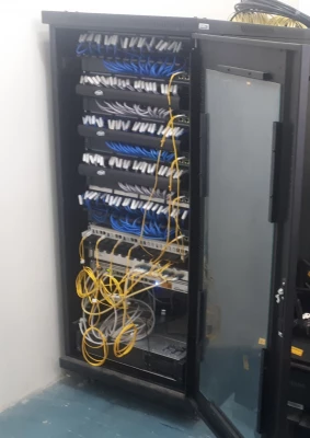 با تلاش تیم فناوری مرکز شهید شرافت پروژه زیرساخت شبکه مرکز شهید شرافت افتتاح گردید.
دسترسی به اینترنت برای تمامی همکاران،اساتید و دانشجویان در هر نقطه از دانشگاه میسر گردید 3