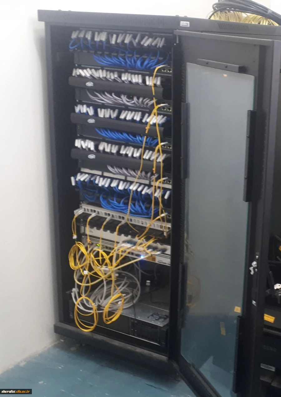 با تلاش تیم فناوری مرکز شهید شرافت پروژه زیرساخت شبکه مرکز شهید شرافت افتتاح گردید.
دسترسی به اینترنت برای تمامی همکاران،اساتید و دانشجویان در هر نقطه از دانشگاه میسر گردید 3