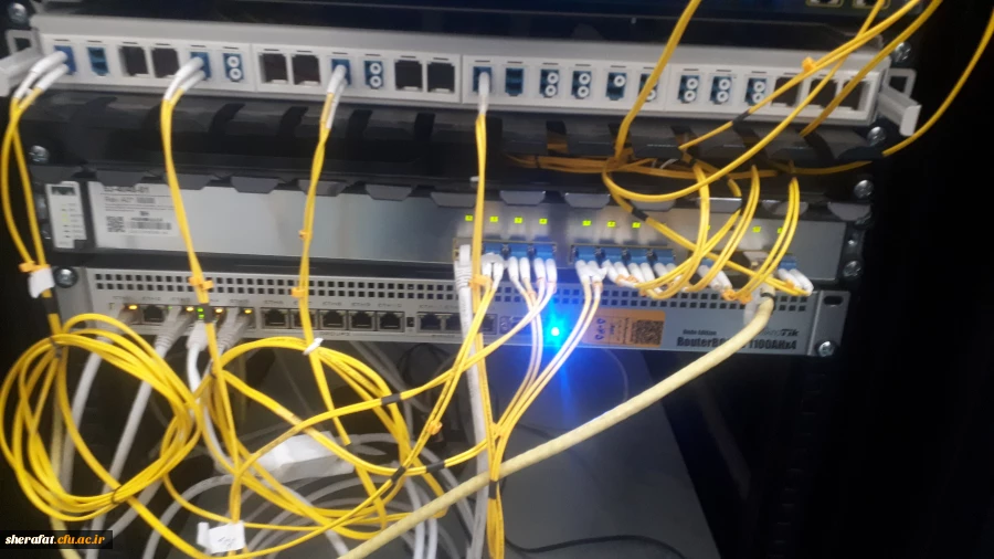 با تلاش تیم فناوری مرکز شهید شرافت پروژه زیرساخت شبکه مرکز شهید شرافت افتتاح گردید.
دسترسی به اینترنت برای تمامی همکاران،اساتید و دانشجویان در هر نقطه از دانشگاه میسر گردید 4