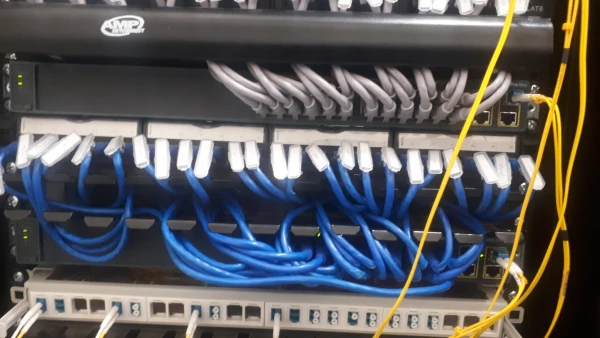 با تلاش تیم فناوری مرکز شهید شرافت پروژه زیرساخت شبکه مرکز شهید شرافت افتتاح گردید.
دسترسی به اینترنت برای تمامی همکاران،اساتید و دانشجویان در هر نقطه از دانشگاه میسر گردید 5