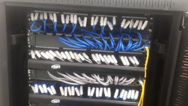 با تلاش تیم فناوری مرکز شهید شرافت پروژه زیرساخت شبکه مرکز شهید شرافت افتتاح گردید.
دسترسی به اینترنت برای تمامی همکاران،اساتید و دانشجویان در هر نقطه از دانشگاه میسر گردید 6