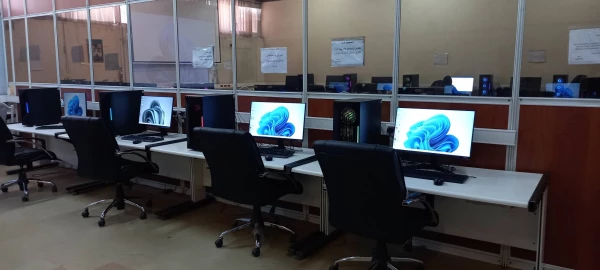 با تلاش تیم فناوری مرکز شهید شرافت پروژه زیرساخت شبکه مرکز شهید شرافت افتتاح گردید.
دسترسی به اینترنت برای تمامی همکاران،اساتید و دانشجویان در هر نقطه از دانشگاه میسر گردید 9