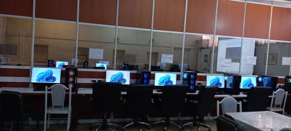 با تلاش تیم فناوری مرکز شهید شرافت پروژه زیرساخت شبکه مرکز شهید شرافت افتتاح گردید.
دسترسی به اینترنت برای تمامی همکاران،اساتید و دانشجویان در هر نقطه از دانشگاه میسر گردید 17