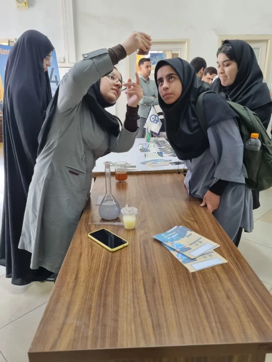 رویداد غرفه های آزمایش های فیزیک 4