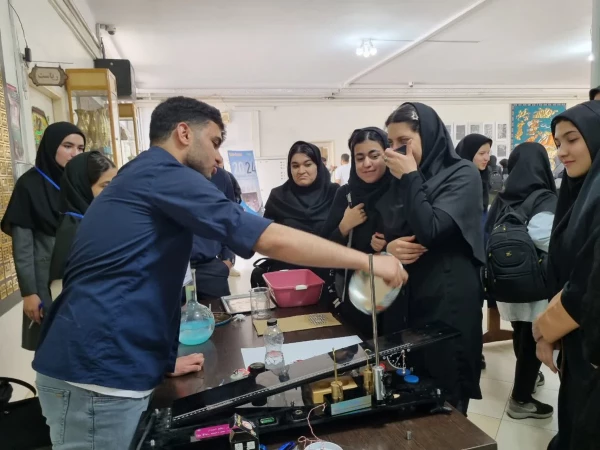 رویداد غرفه های آزمایش های فیزیک 7