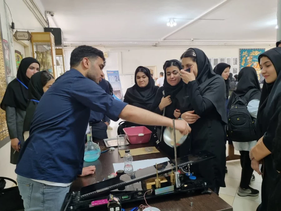 رویداد غرفه های آزمایش های فیزیک 7