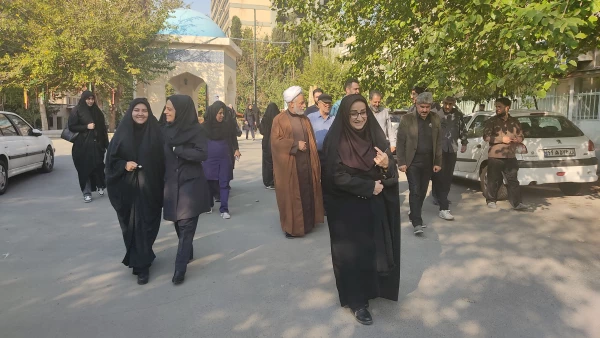 پیاده روی گروهی در محوطه مرکز  4