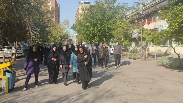 پیاده روی گروهی در محوطه مرکز  5